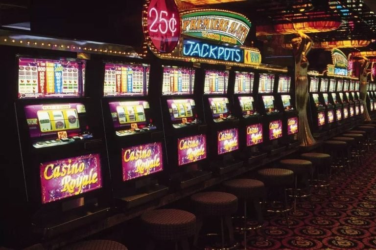 Baccarat တိုက်ရိုက်ဒီလာနှင့် ကစားနေသောမြင်ကွင်း
